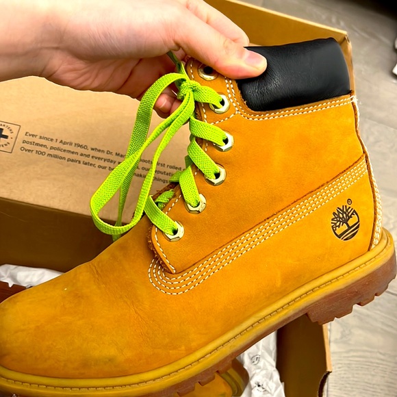 Timberland classic boots with green stretchy shoelaces - Picture 2 of 2